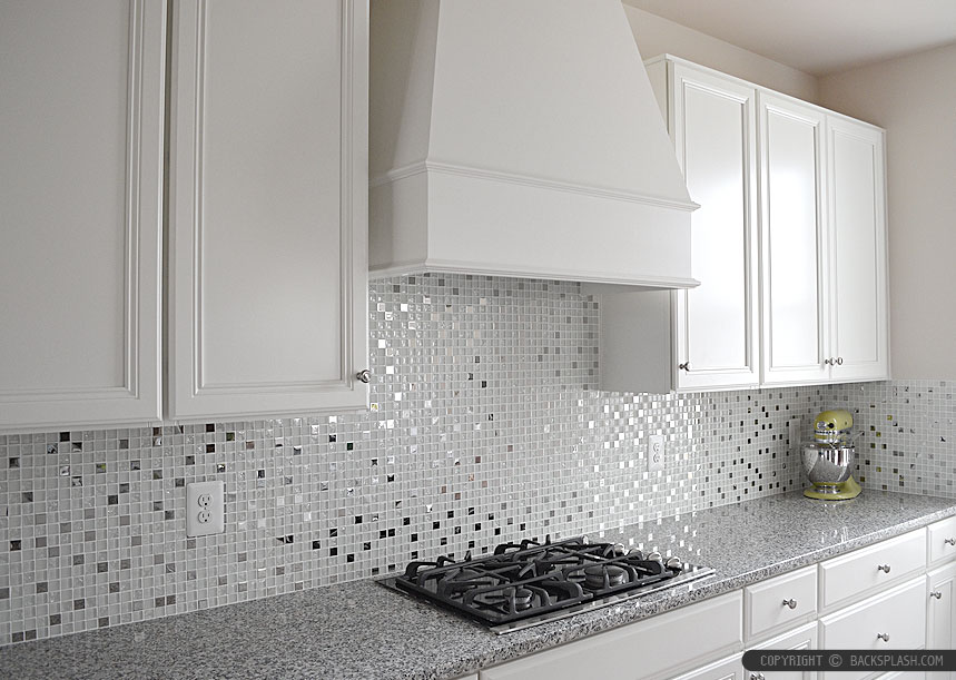 Những viên gạch có độ bóng tạo nên nét chấm phá phong cách cho phòng bếp màu trắng